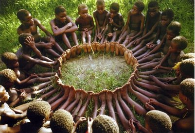 Imagem de criancas de uma tribo africana sentadas em circulo